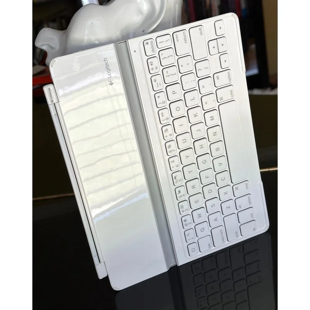 White Logitech Ultrathin Bluetooth Keyboard Tablet Cover Low Profile iPad 2/3/4